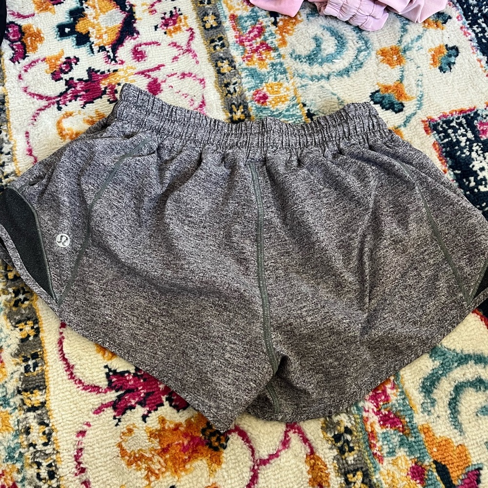lululemon hotty hot shorts 2.5